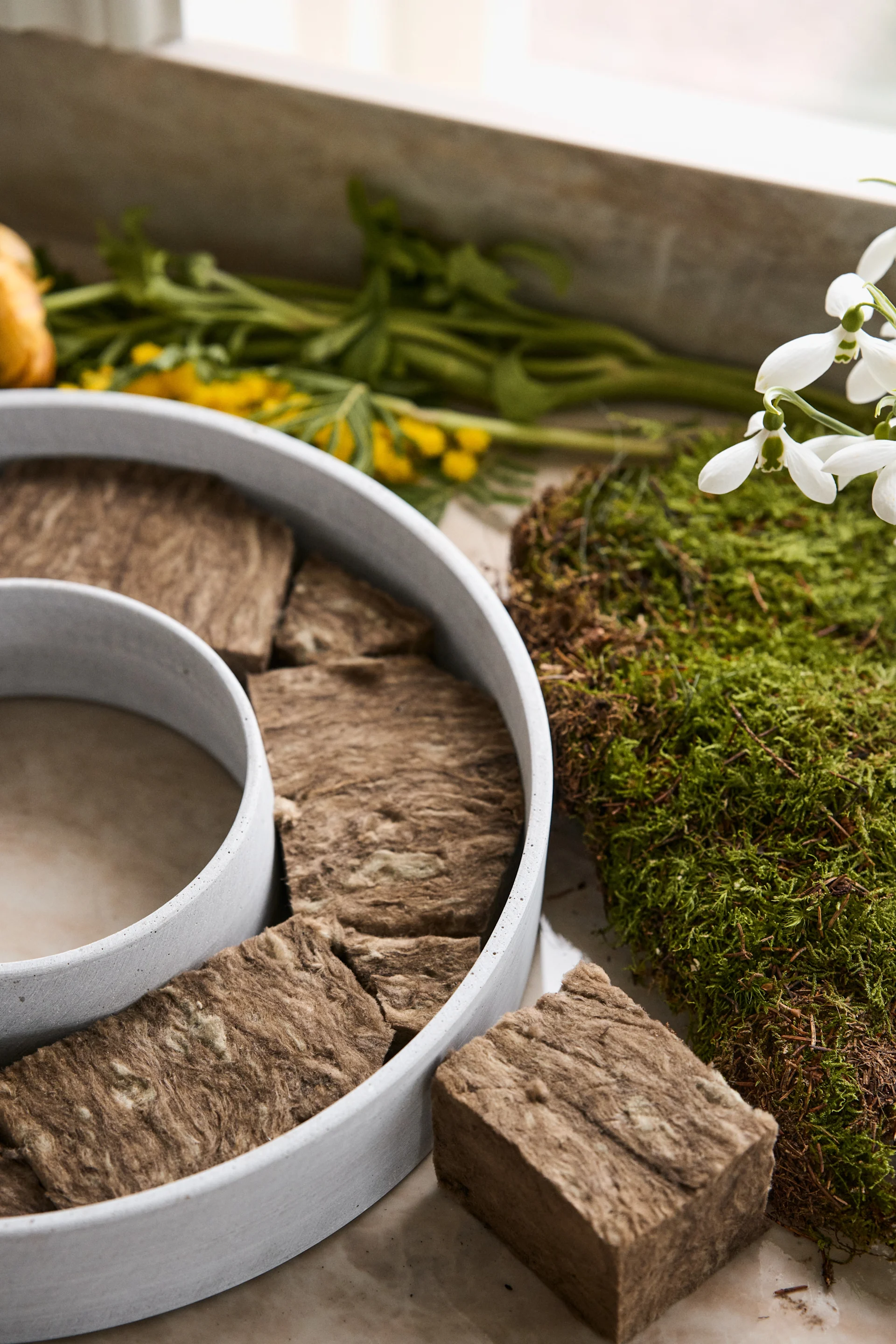 Et enkelt påskeverksted-prosjekt du kan lage selv, er denne DIY påskepynt-kransen i The Ring lysestake fra House Doctor, laget med oasis for en vakker og stemningsfull hjemmelaget påskepynt!