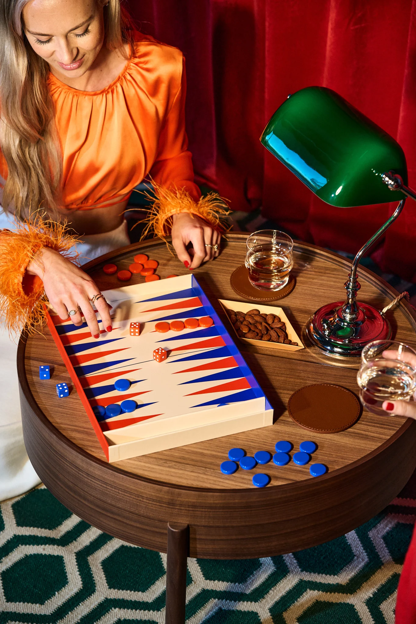 Hvordan arrangere en fest med tradisjonelle spill som backgammon, her sett i en retro setting med en tradisjonell grønn lampe fra Fritz Hansen.