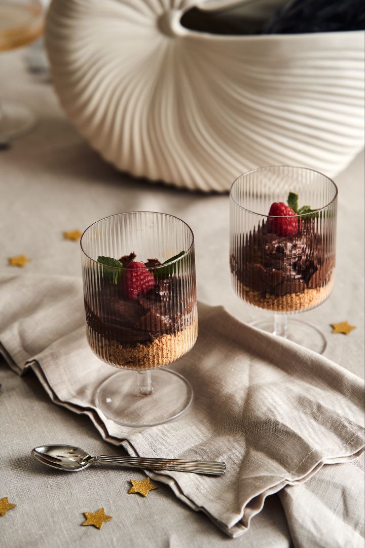 Lag en treretters middag til årets nyttårsbord 2023. Her ser du en god sjokoladeostkake fra @bakamedfridas oppskrift servert i Ripple glass fra ferm LIVING. 
