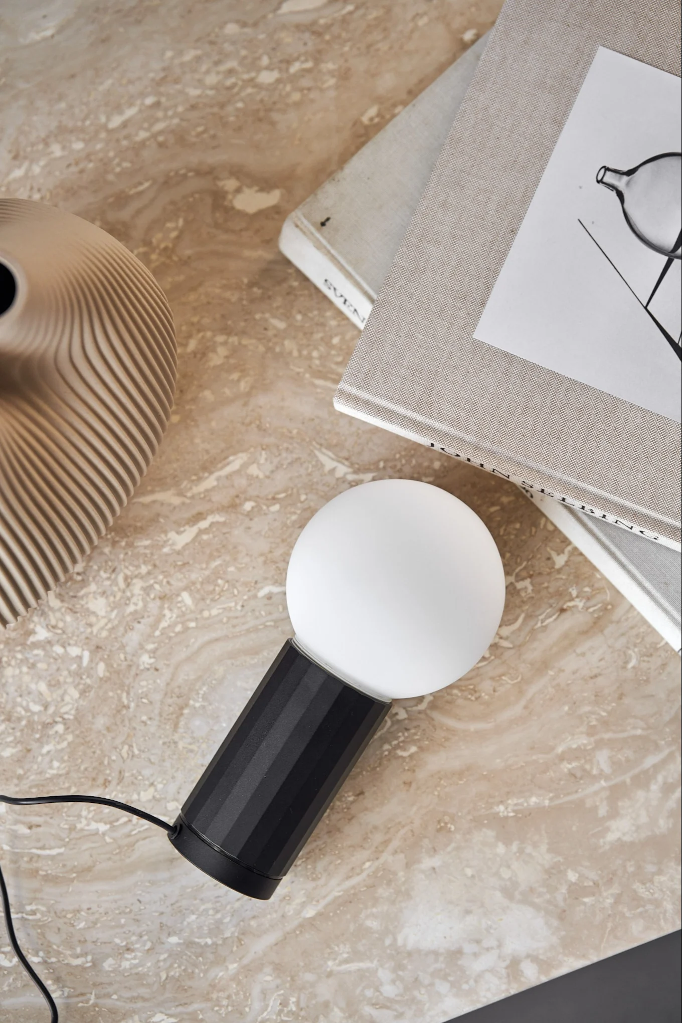  Stilrene Turn On bordlampe i svart og hvitt fra HAY.