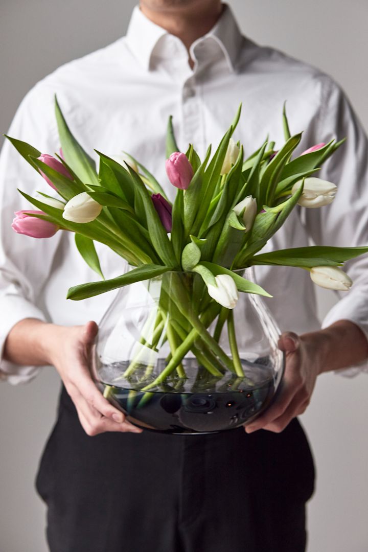 Gi en rund vase i bryllupsgave til brudeparet! Som denne runde, røykfargede vasen fra Ro Collection.
