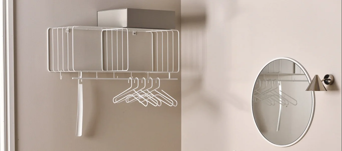 Neste tips er å innrede en liten entre med Lea ullteppe fra Scandi Living i naturgrå som går i samme nyanser som resten av innredningen din for å skape romfølelse.