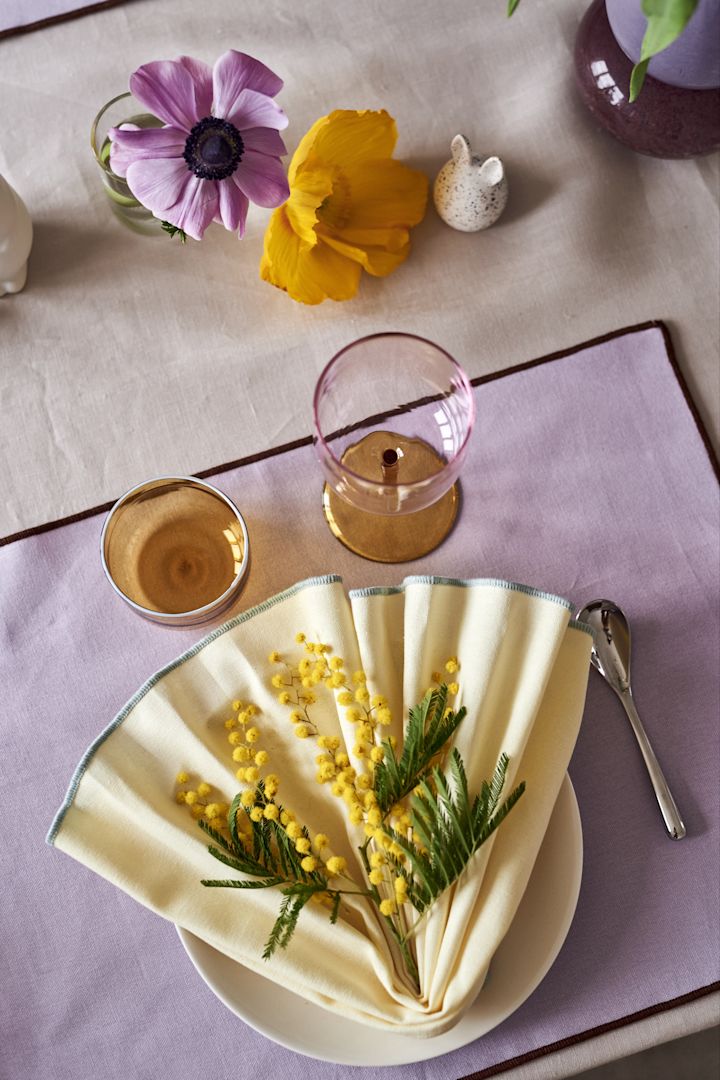 Lag et festlig påskebord i vårlige pasteller med Contour gule stoffservietter og lilla spisebrikke fra HAY.