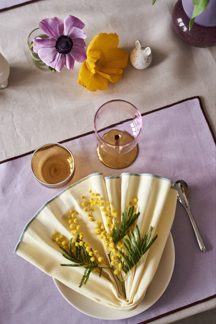 Lag et festlig påskebord i vårlige pasteller med Contour gule stoffservietter og lilla spisebrikke fra HAY.