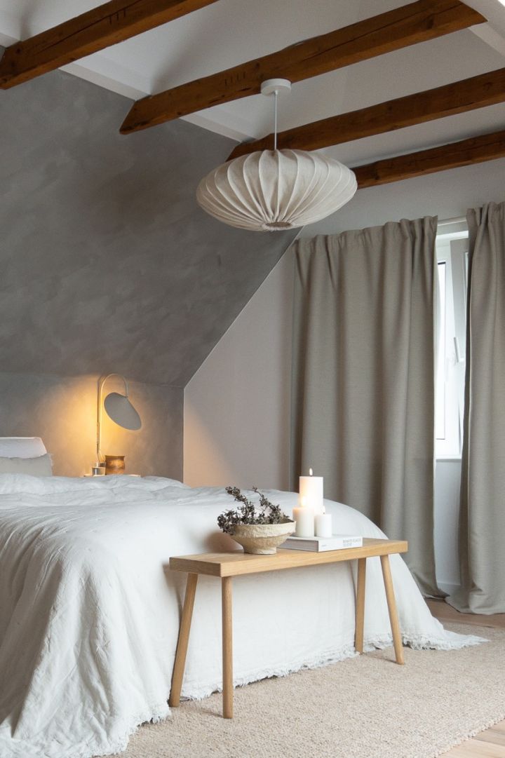 Skap et hjem i skandinavisk stil med @haus_tannenkamp her ser du Watt & Veke Ellipse pendellampe hengende over en seng.