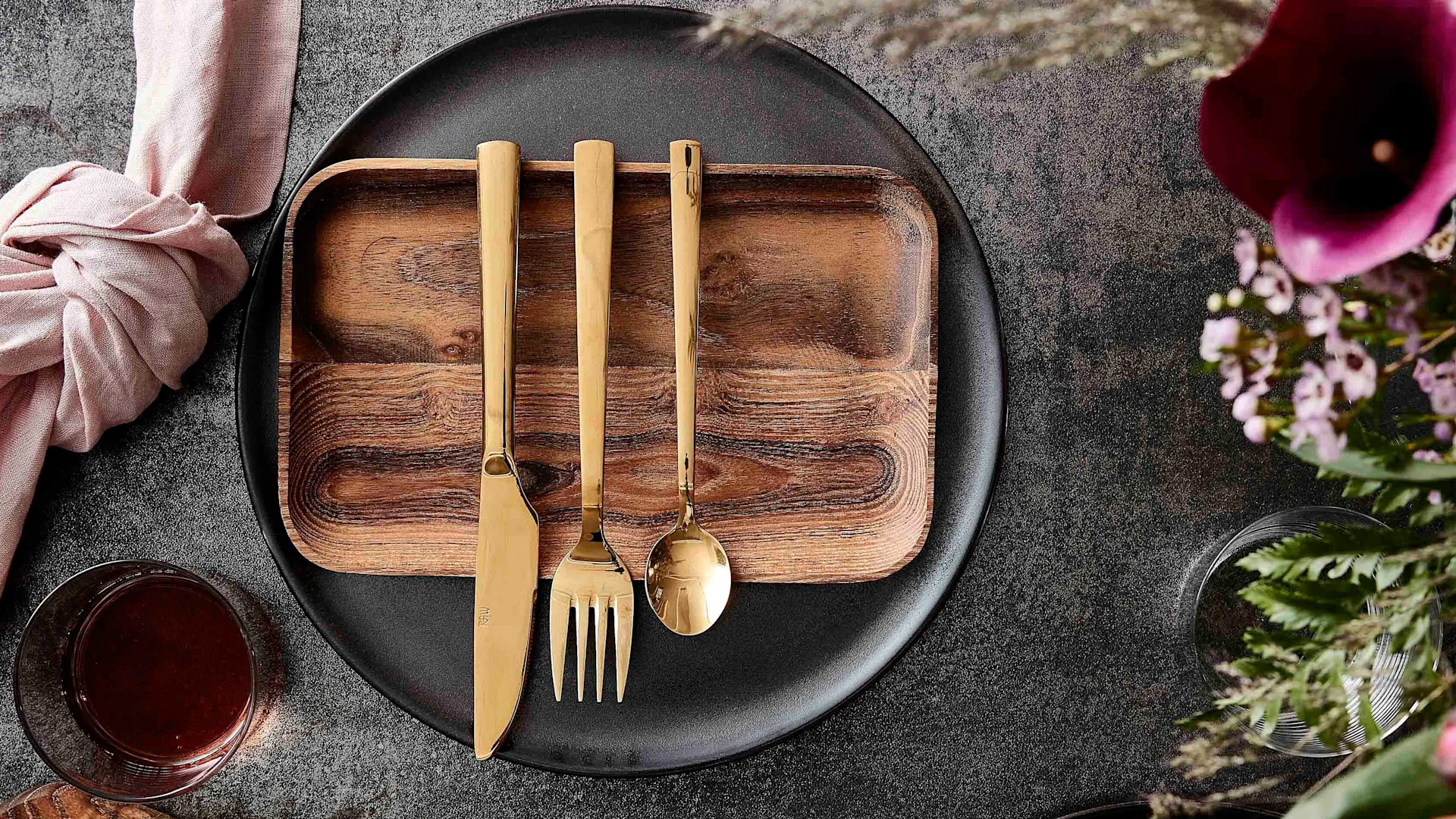 Bestikkguide - vedlikeholdsråd for rengjøring av bestikk. Borddekking med Aida Raw bestikk i messing.