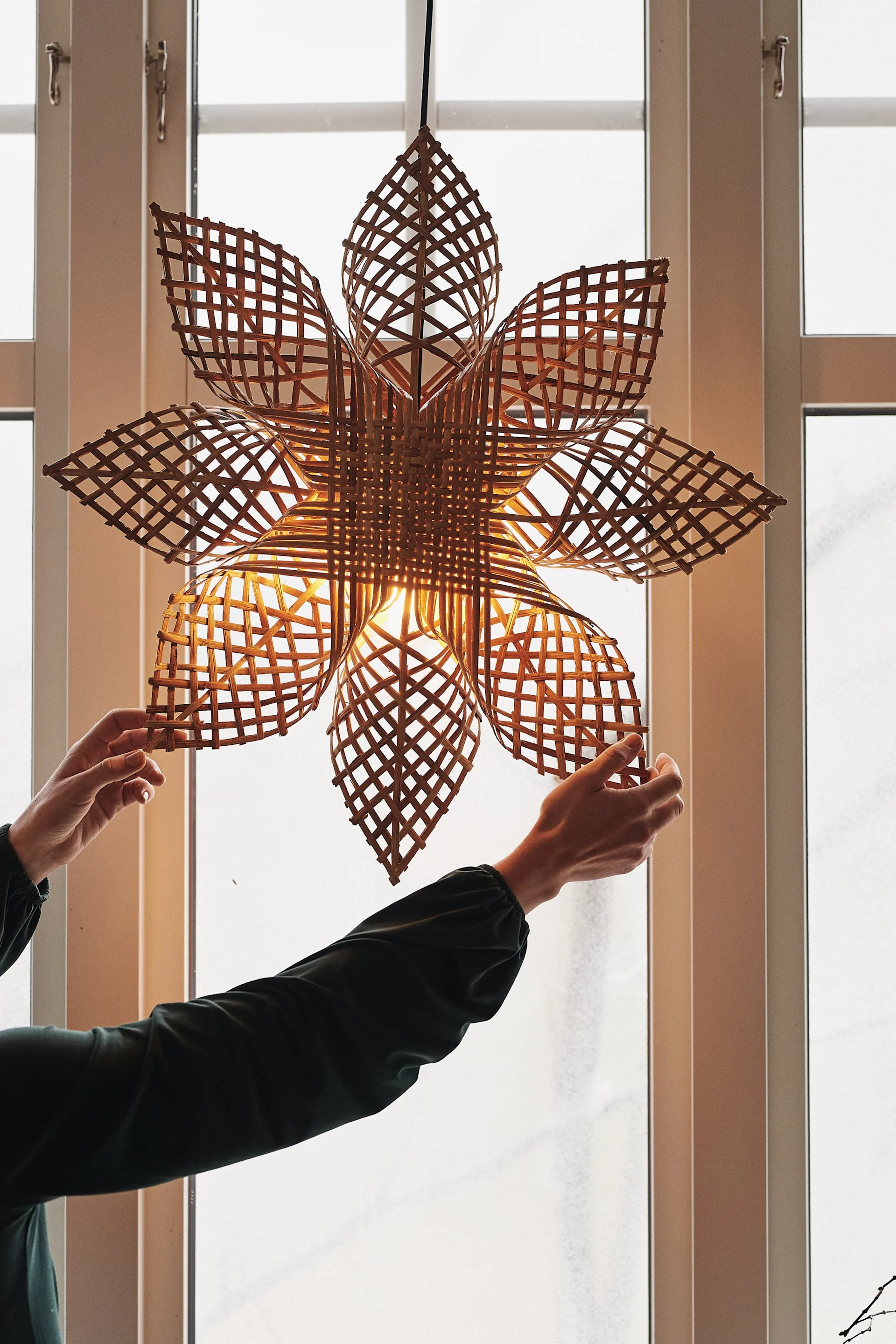 Anna julestjerne i rotting fra PR Home skaper et mykt skinn i rommet.