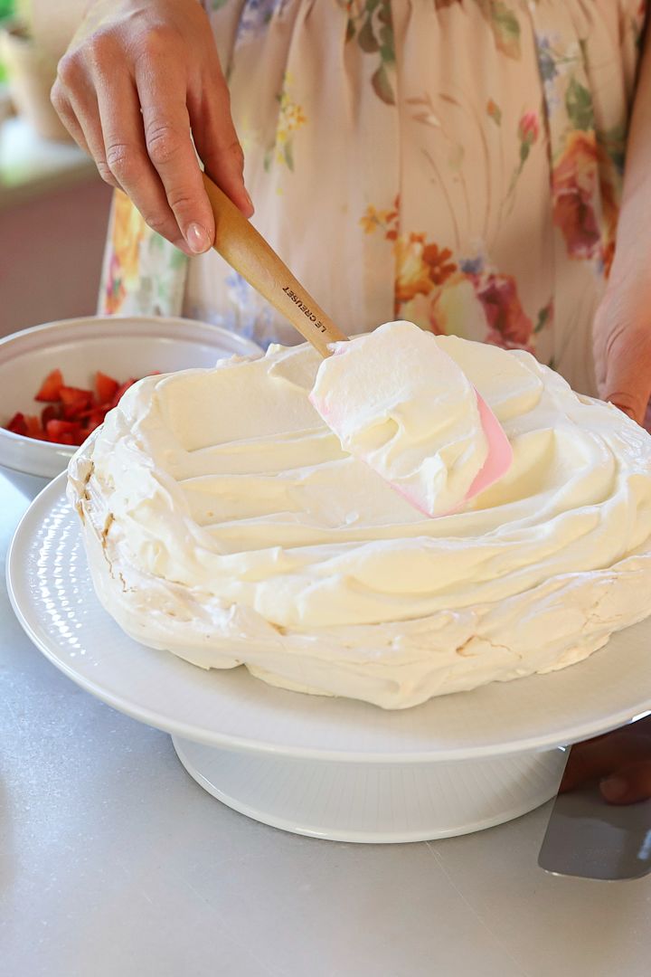 Frida Skattberg "Baka med Frida" baker enkle kaker til sankthans som denne sprø og deilige marengskaken dekorert med krem med en Le Creuset slikkepott.