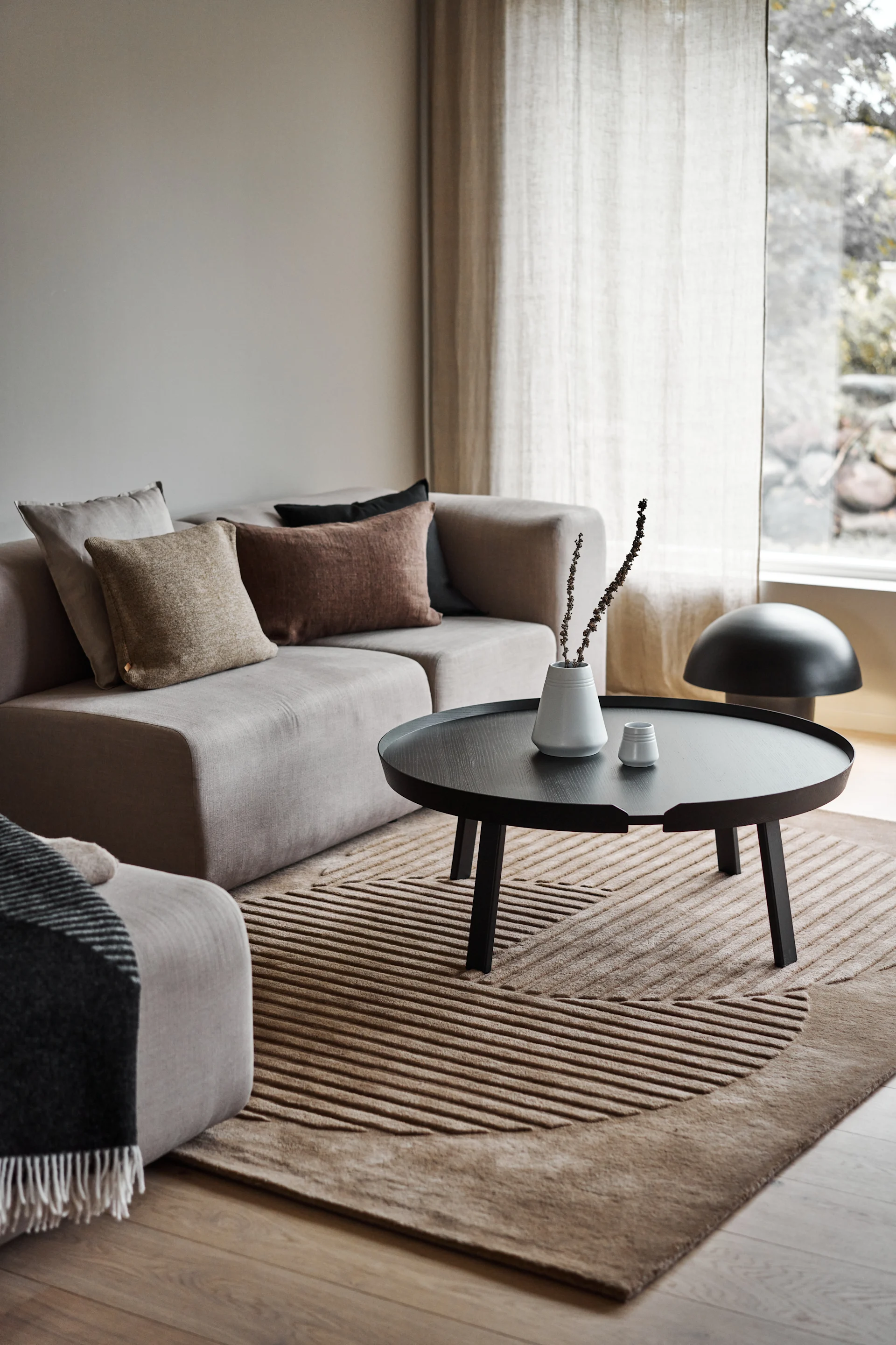 Teppeguide - gulvteppe stue – her ser du fine NJRD Levels ullteppe Circles beige. 