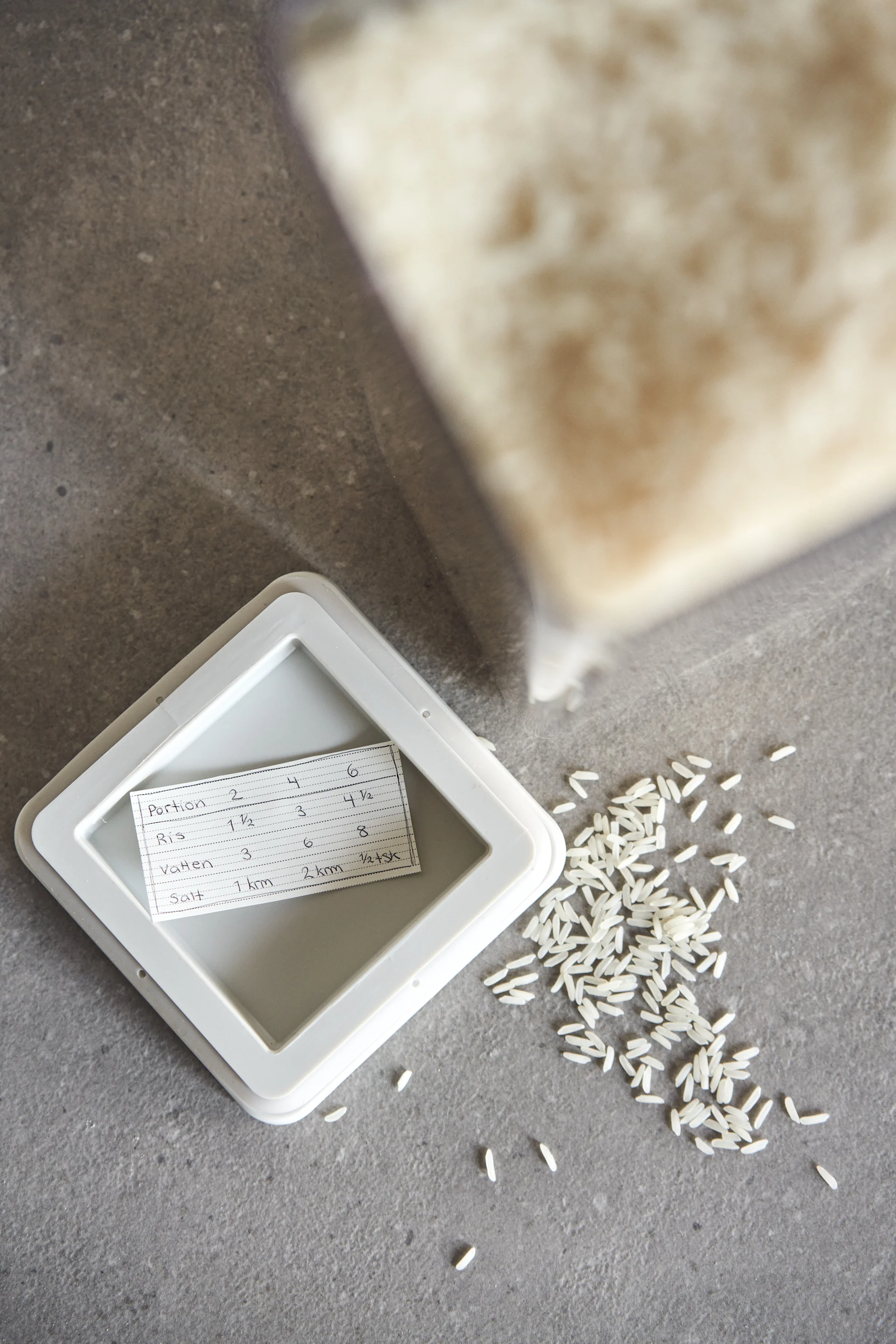 Å feste viktige etiketter fra originalemballasjen på lokket til Brabantia oppbevaringsboks hjelper deg å organisere matskapet.