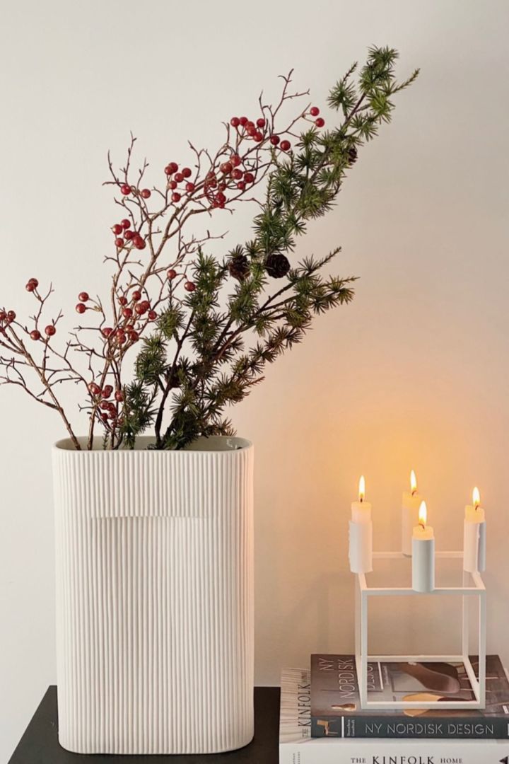 Den nydelige Ridge-vasen fra Muuto i off white og Kubus-lysestaken i hvit fra Audo Copenhagen er to av våre julegavetips i år. Foto: @saati_shahidahome 