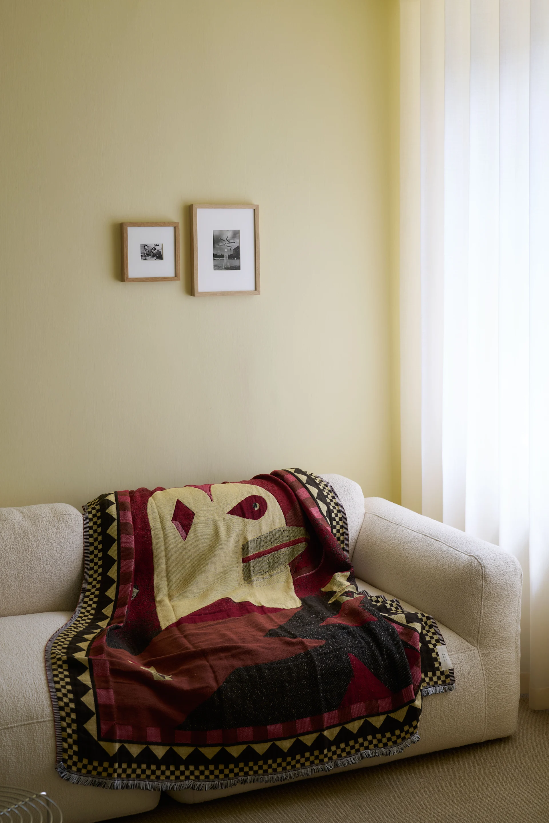 Pledd fra &tradition i dyp rød nyanse med håndverksinspirerte mønstre.