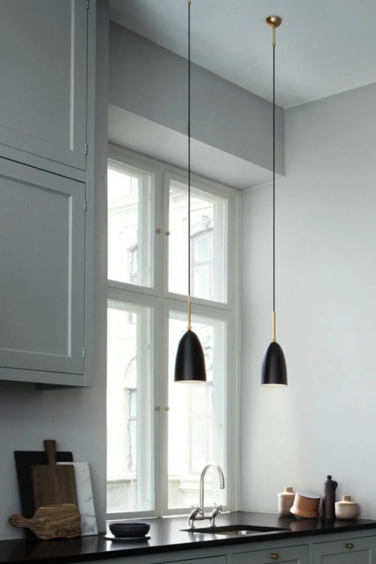 Oppdag GUBIs belysningstips for hjemmet. Her ser du Grasshopper pendellampe hengende i et kjøkken.
