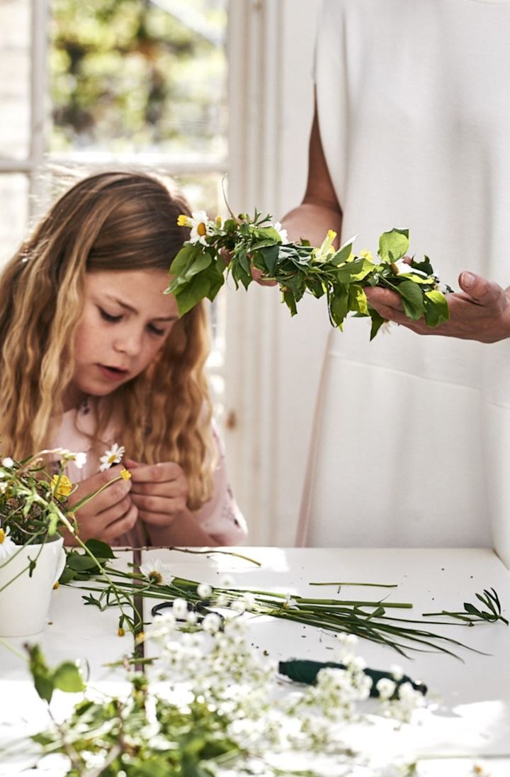 Bli inspirert av svensk midtsommer og lag blomsterkroner for hele familien.