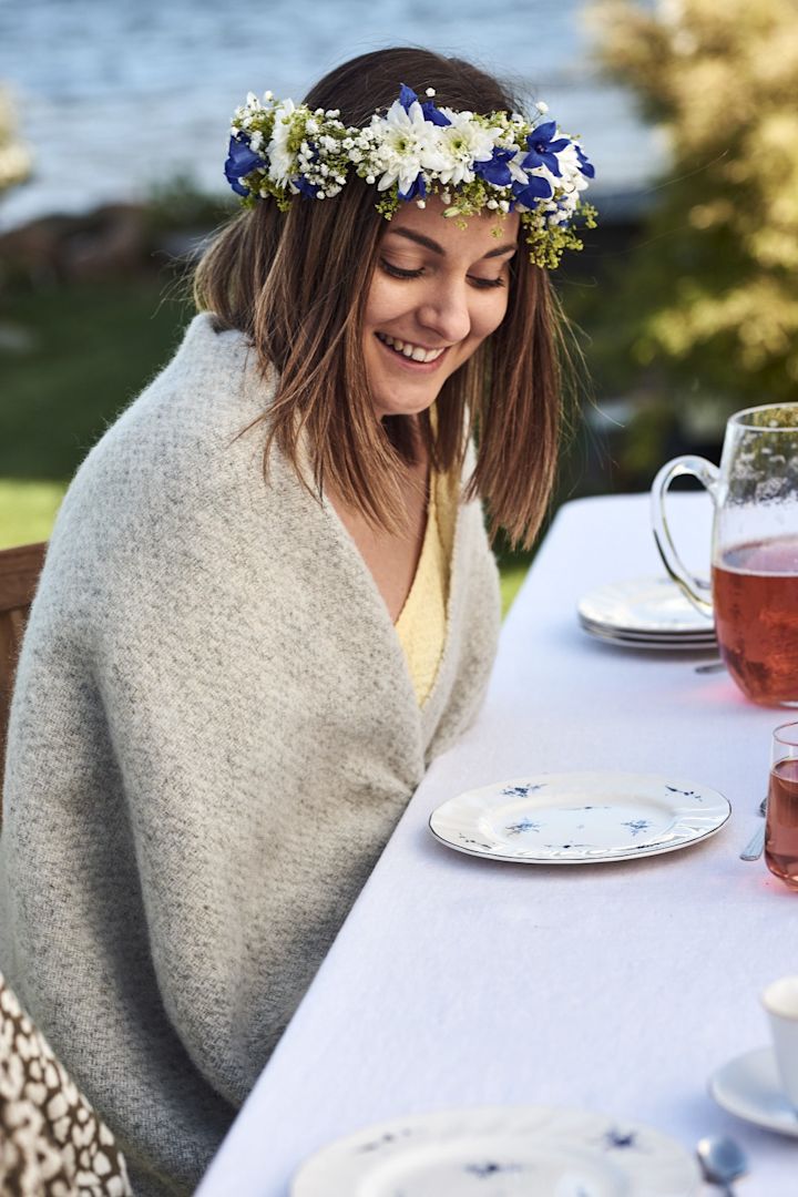 Oppdag svenske midtsommertips, som de tradisjonelle blomsterkransene du ser her.
