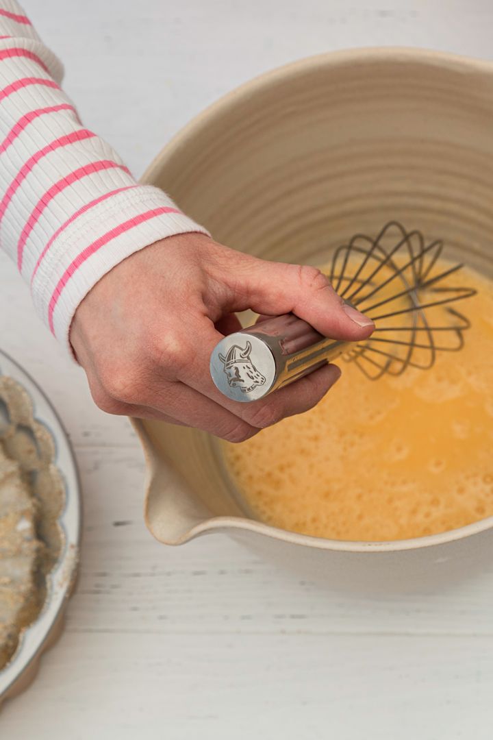 Bak en klassisk Silviakake med Baka med Fridas enkle påskeoppskrift. Pisk røren til påskekaken med Nordic Ware ballongvisp for en luftig røre.