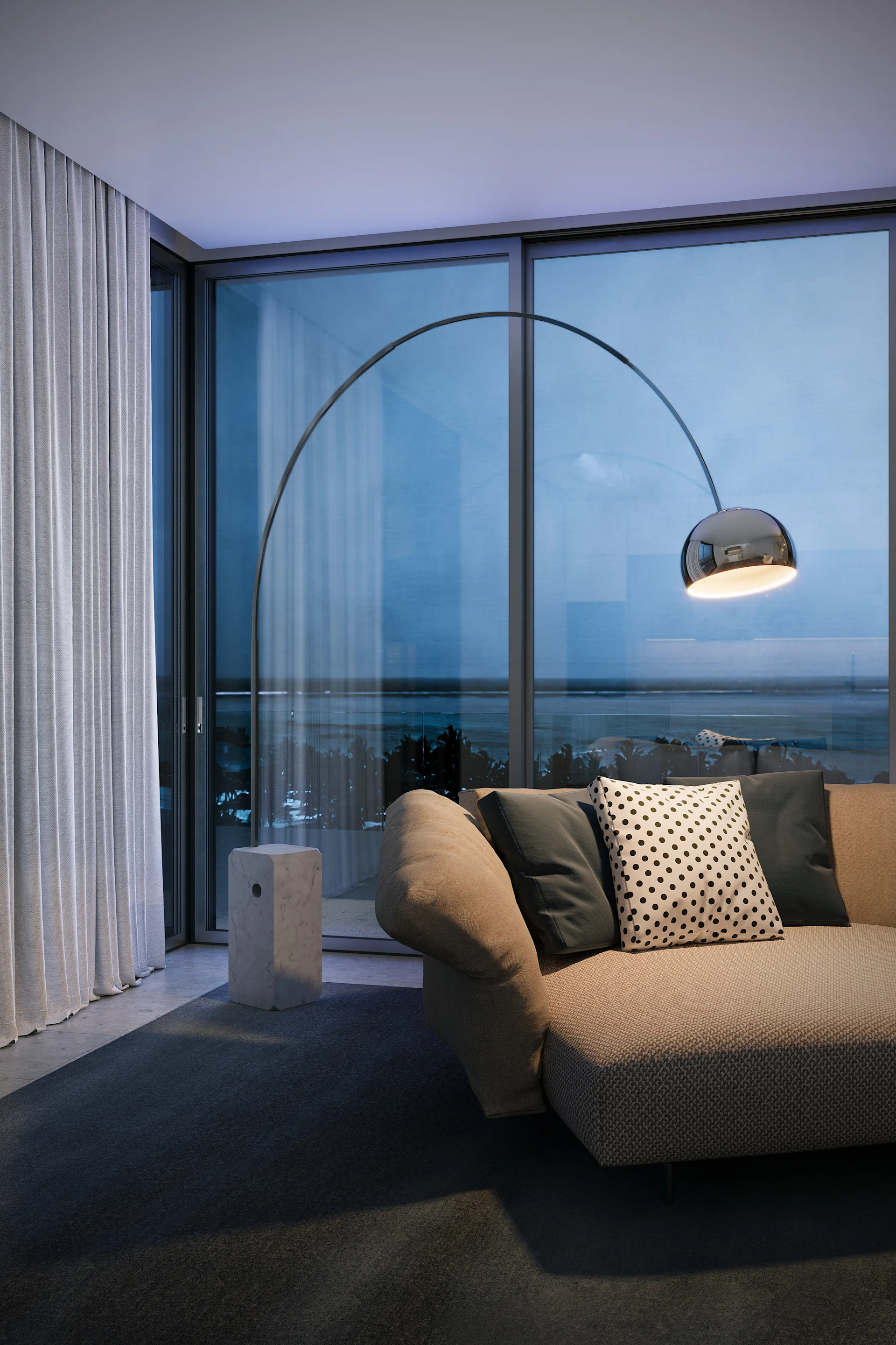 En mørk stue der en Arco-gulvlampe buer seg over sofaen. Lampen er en klassisk designlampe.
