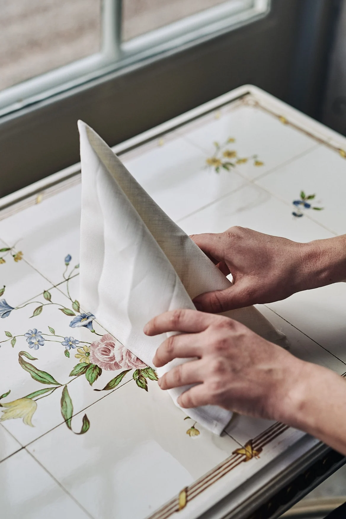 Trinn 4 for å brette en serviett til et seil.