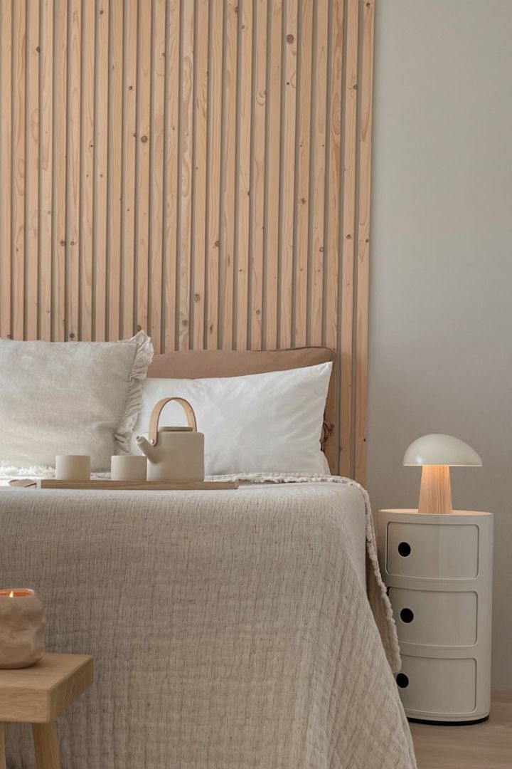 Skap det perfekte soverommet i skandinavisk stil med beige detaljer som Theo tekanne og kopper og bordlampen Night Owl.