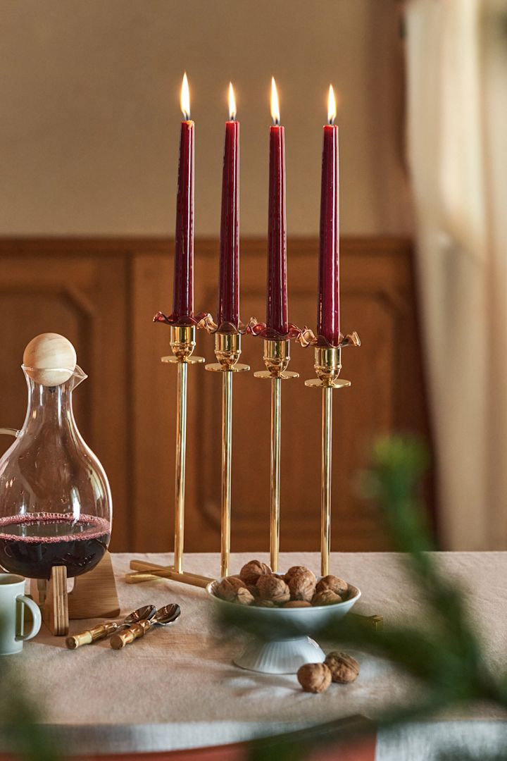 Her ser du den stilige lysestaken Alto fra Hilke med fire røde lys i.