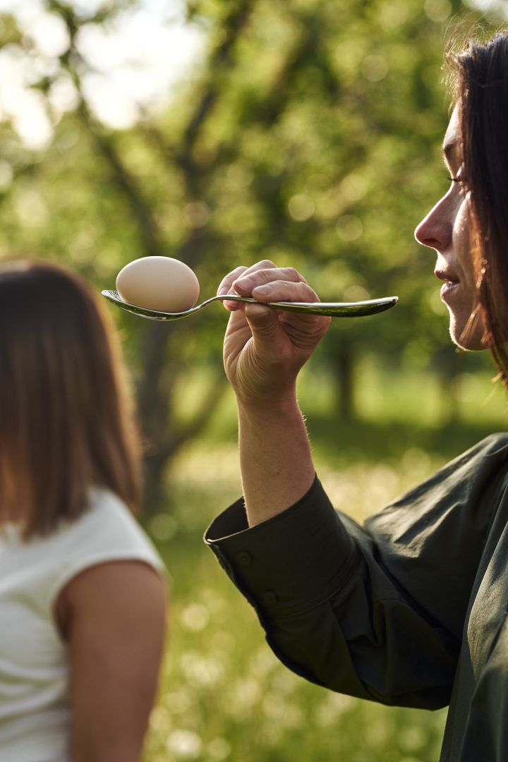 Å ha stafett med egg på skje er et tips for morsomme sommeraktiviteter på sommerfesten.
