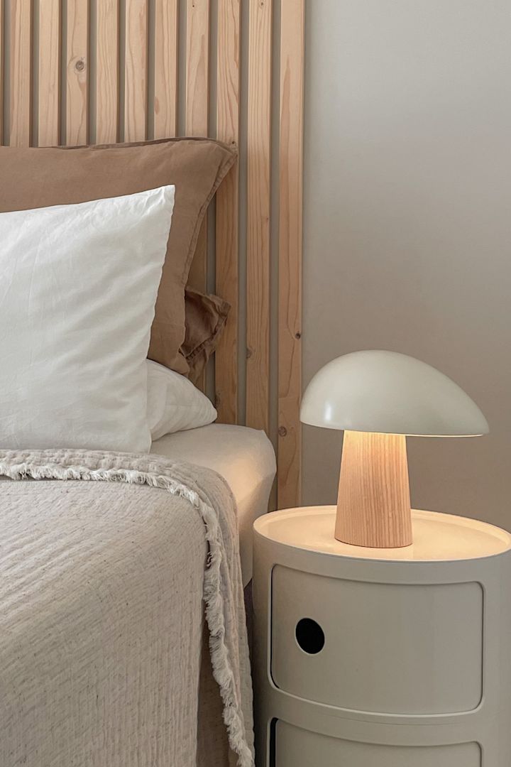 Sesongens trendy sopplampe er bordlampen Night Owl i ask fra Fritz Hansen, som blir en stilig interiørdetalj på nattbordet. Foto: @our_home_living.