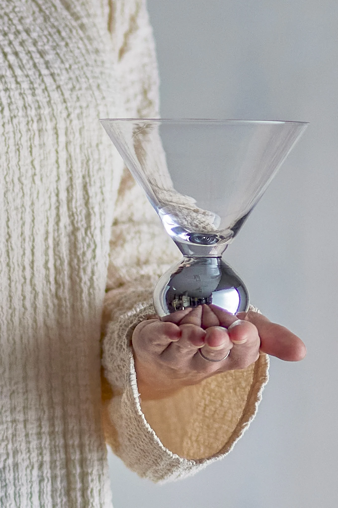 Et elegant, festlig glass med rund fot og generøs åpning – et perfekt julegavetips til den som setter pris på vakre borddekkinger.
