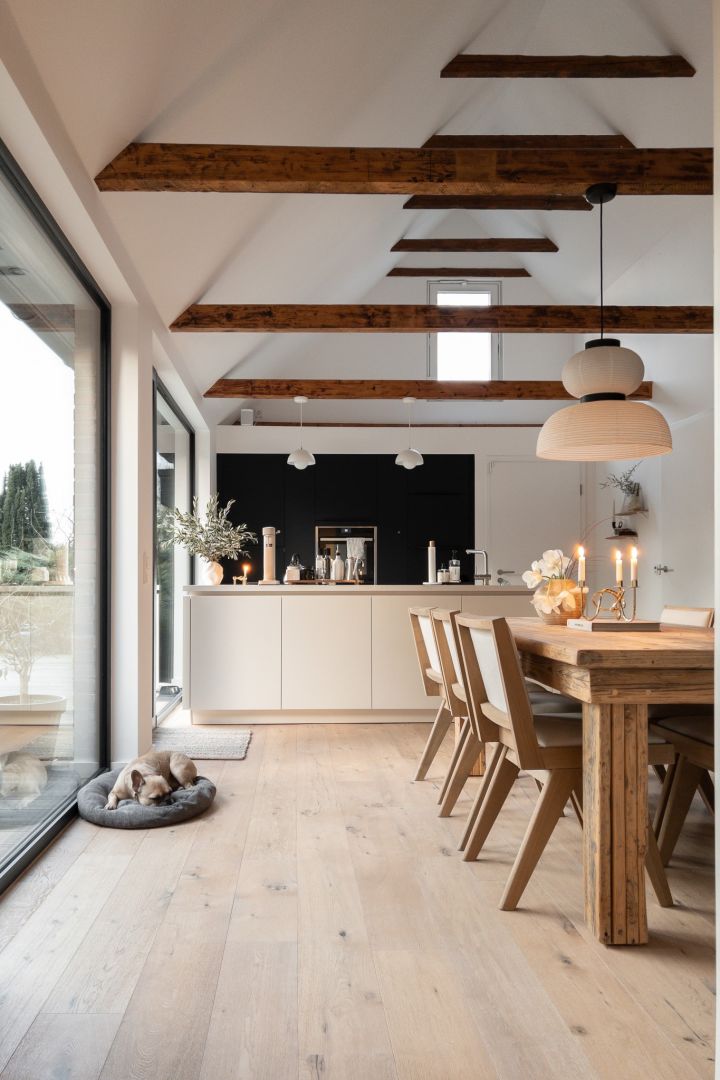 Skap et hjem i skandinavisk stil med @haus_tannenkamp, her ser du Formakami rispapirlampen hengende over et spisebord i en stor åpen plass med massevis av naturlige materialer.