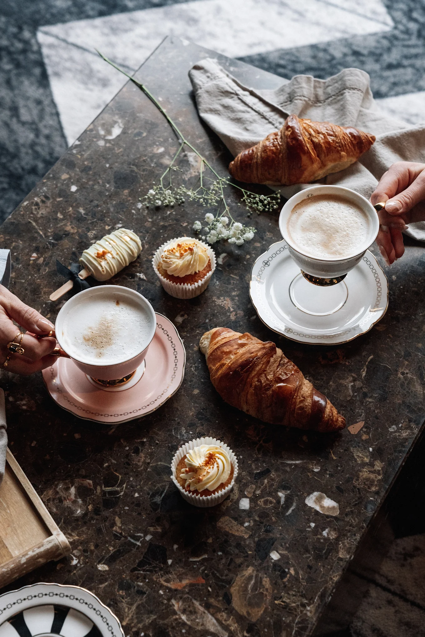 Kaffekoppene fra Anima-kolleksjonen til Hilke imponerer med sine farger, delikate mønstre og klassiske design.
