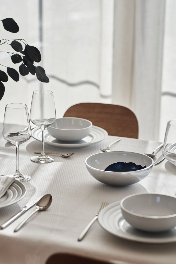 Skap vakre borddekkinger med Scandi Living-bestikket og det elegante Lines-serviset i hvitt fra NJRD sammen med linservietter og linduk i hvitt fra NJRD.