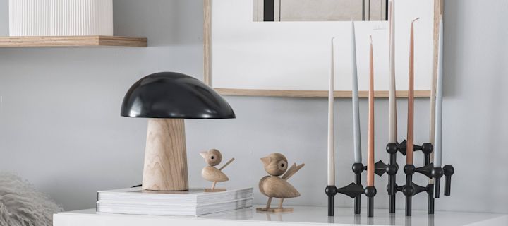 Fritz Hansen Night Owl-lampe i eik med Stoff lysestake i sort på skjenk i en skandinavisk stue.