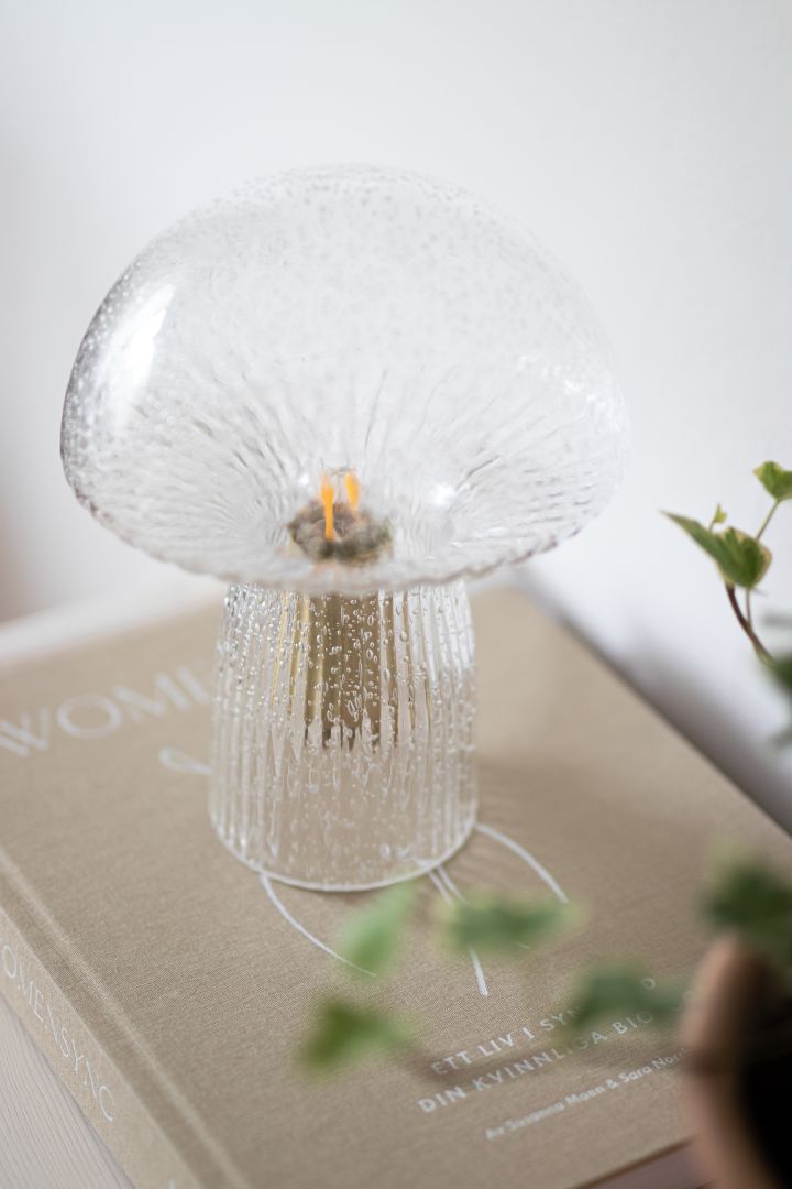 Interiør i riflet glass er en av årets trender, der Fungo bordlampen fra Globen Lighting er en stor favoritt i hjemmet med sin sopplignende form.