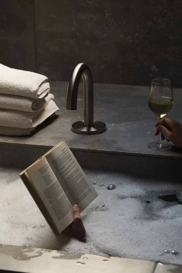 Å slappe av i badekaret på Audo House med et glass vin og en bok er et must for enhver som elsker design.