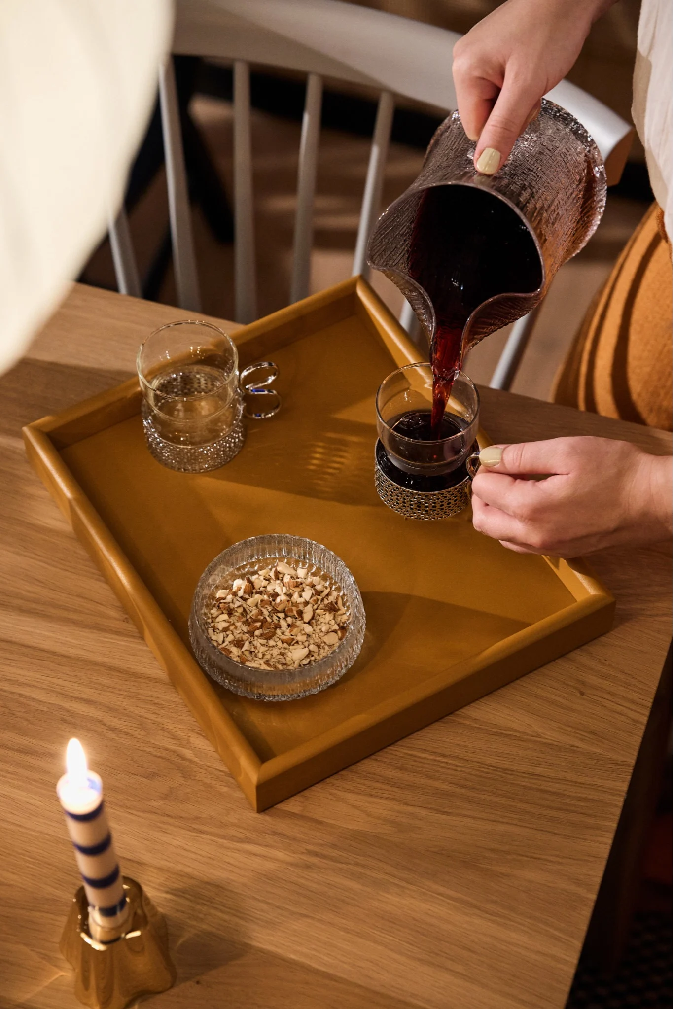 Noen heller gløgg i Tsaikka-glassene fra Iittala, disse retroglassene setter et vintagepreg på enhver vintage julepynt.