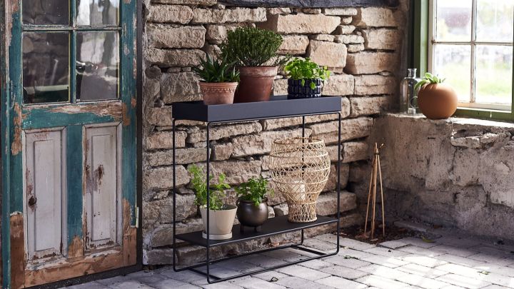 Ferm Living Plant Box konsollbord i svart er flott å innrede en uteplass i middelhavsstil med.