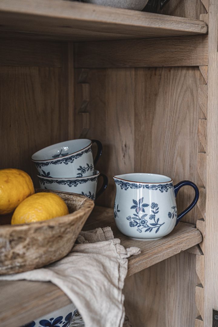 Ostindia kaffekrus og en liten gryte hjemme i pantryet til Instagram-profilen Hannes Mauritzson.