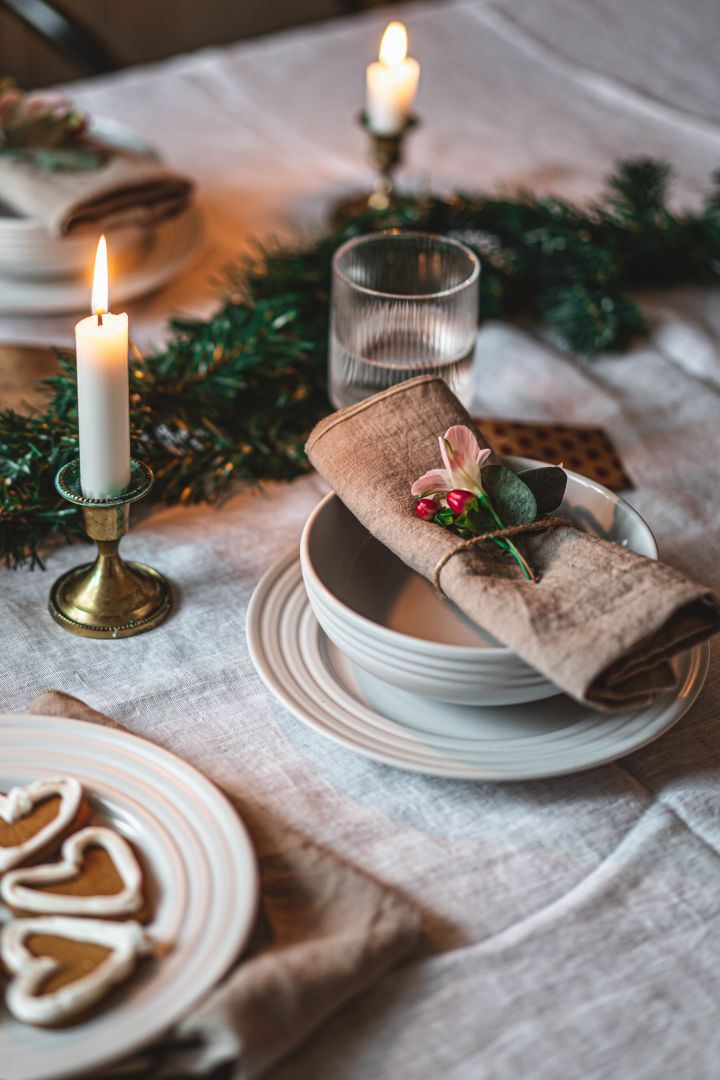 Tips til julegaver - gi et stilig servise, her i hvitt fra NJRD på en fabelaktig juleborddekking fra Hannes Mauritzson.