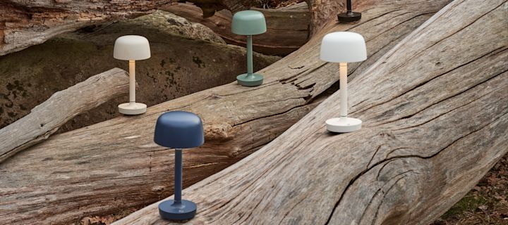 Innred med oppladbare lamper utendørs for å skape en koselig uteplass eller hage, her Halo bærbar lampe fra Scandi Living i ulike farger.