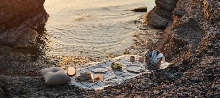 Ta med oppladbare lamper på piknik i sommer – her er det dekket opp ved raukene på Öland i Sverige.