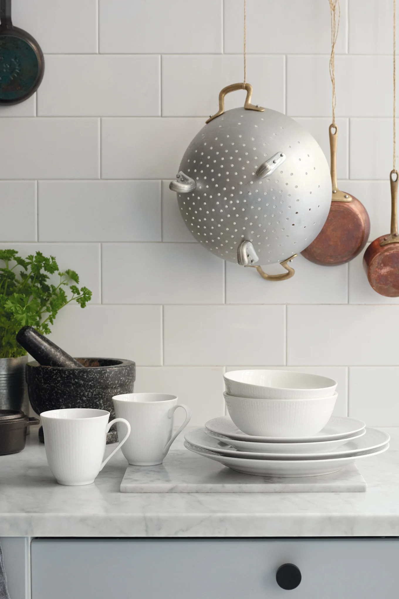 Tradisjonelle og stilrene Swedish Grace-tallerken og asjett fra Rörstrand i hvitt – et julegavetips og en av våre 12 siste liten-gaver! Foto: @picsbyellen
