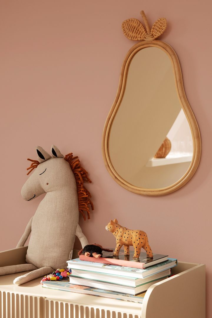 Innred med speil for et luksuriøst hjem - her er speilet Pear fra Ferm Living i form av en pære som gir hjemmet ditt et lekent og trendy preg.