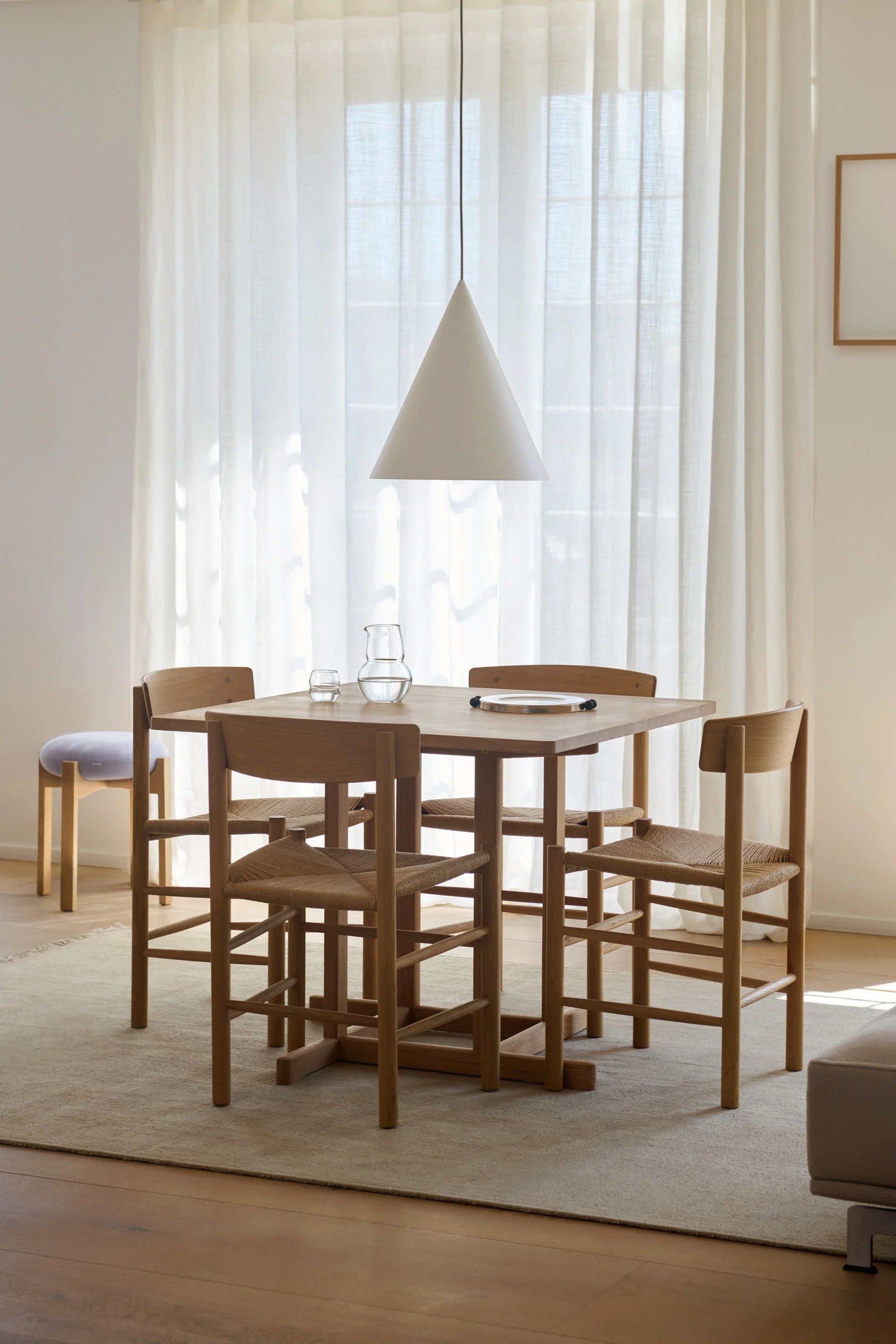 Hven Armstol og Georg krakk fra Skagerak,Fields gulvteppe fra Design House Stockholm, Elvang Luxury pledd fra Elvang Denmark, Oyster serveringsskå fra By On