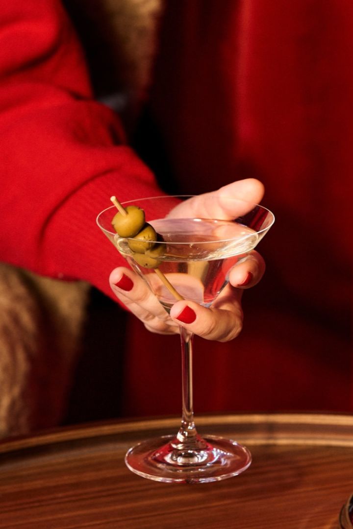 Her ser du riktig type cocktailglass til en Martini med oliven.