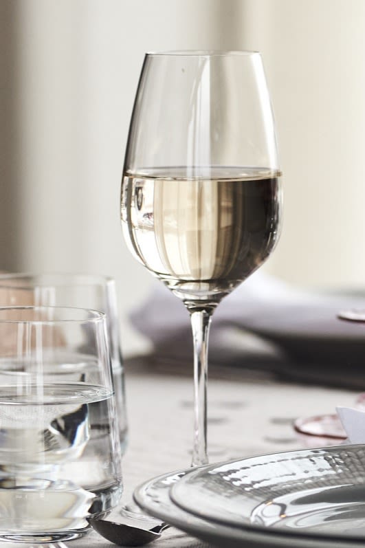 Lær hvordan du velger riktig vinglass - Her ser du det myke avrundede Karlevi vinglasset fra Scandi Living.