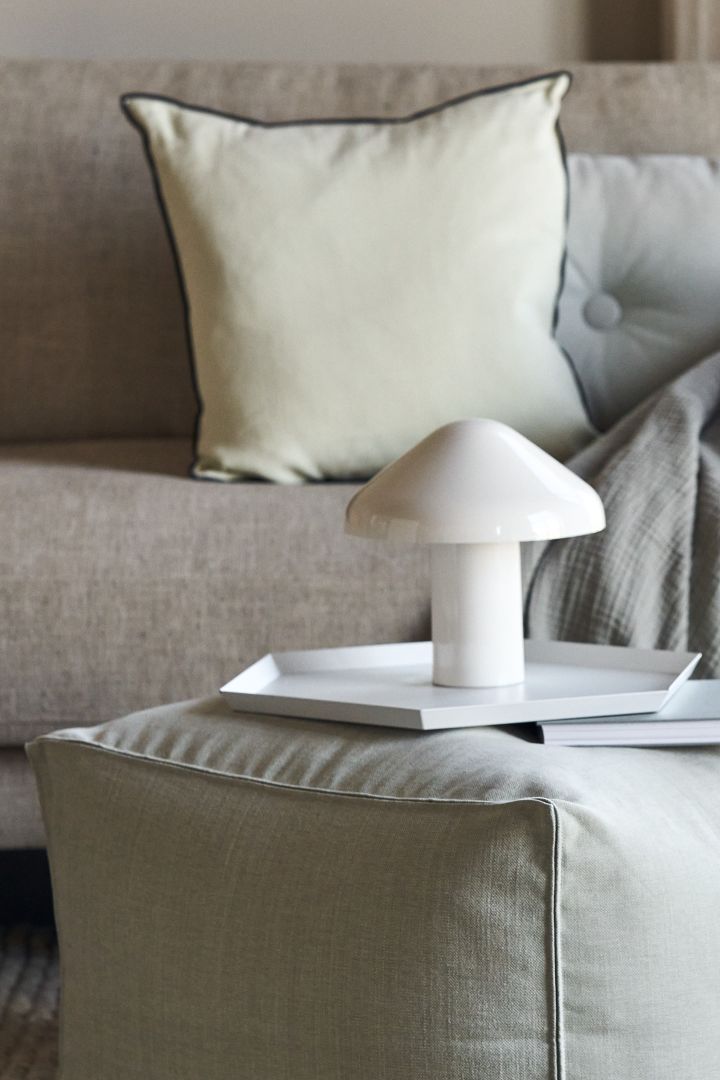 Sesongens trendy sopplampe er den bærbare bordlampen Pao fra HAY i hvitt, blir en stilig interiørdetalj i hjemmet ditt.