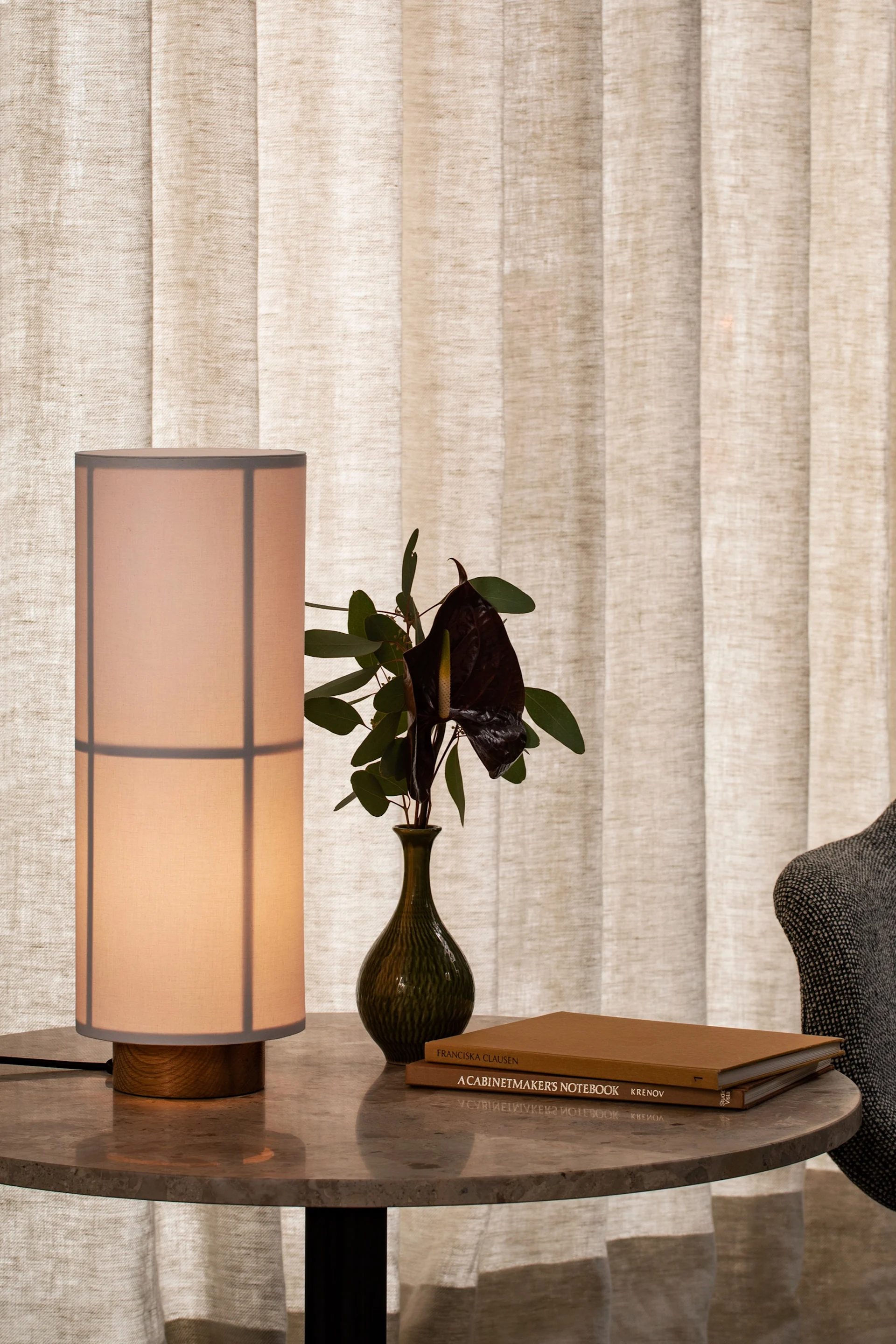 Designlamper: Her står Hashira-bordlampen fra Audo Copenhagen, med Japandi-inspirert design, på et sidebord.