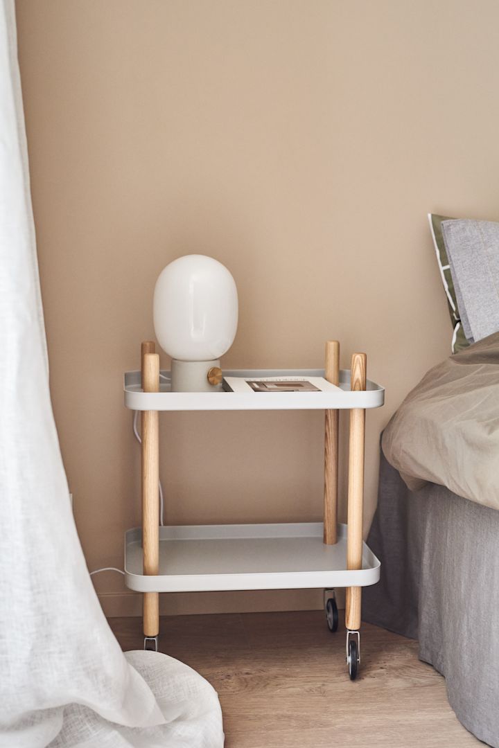 Møbler soverommet med et sidebord eller som dette bordet med hjul fra Normann Copenhagen så får du hotellfølelse i rommet.