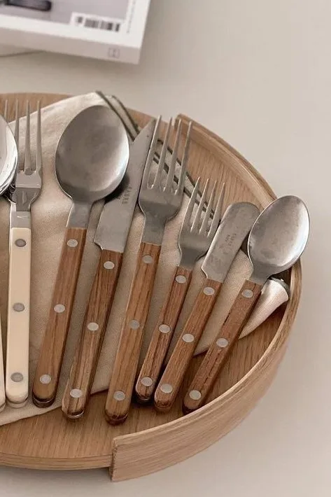 Bestikkguide - vedlikeholdsråd for rengjøring av bestikk. Bistro bestikk i rustfritt stål og trehåndtak i tre fra SABRE Paris. Foto: @fl.hyun
