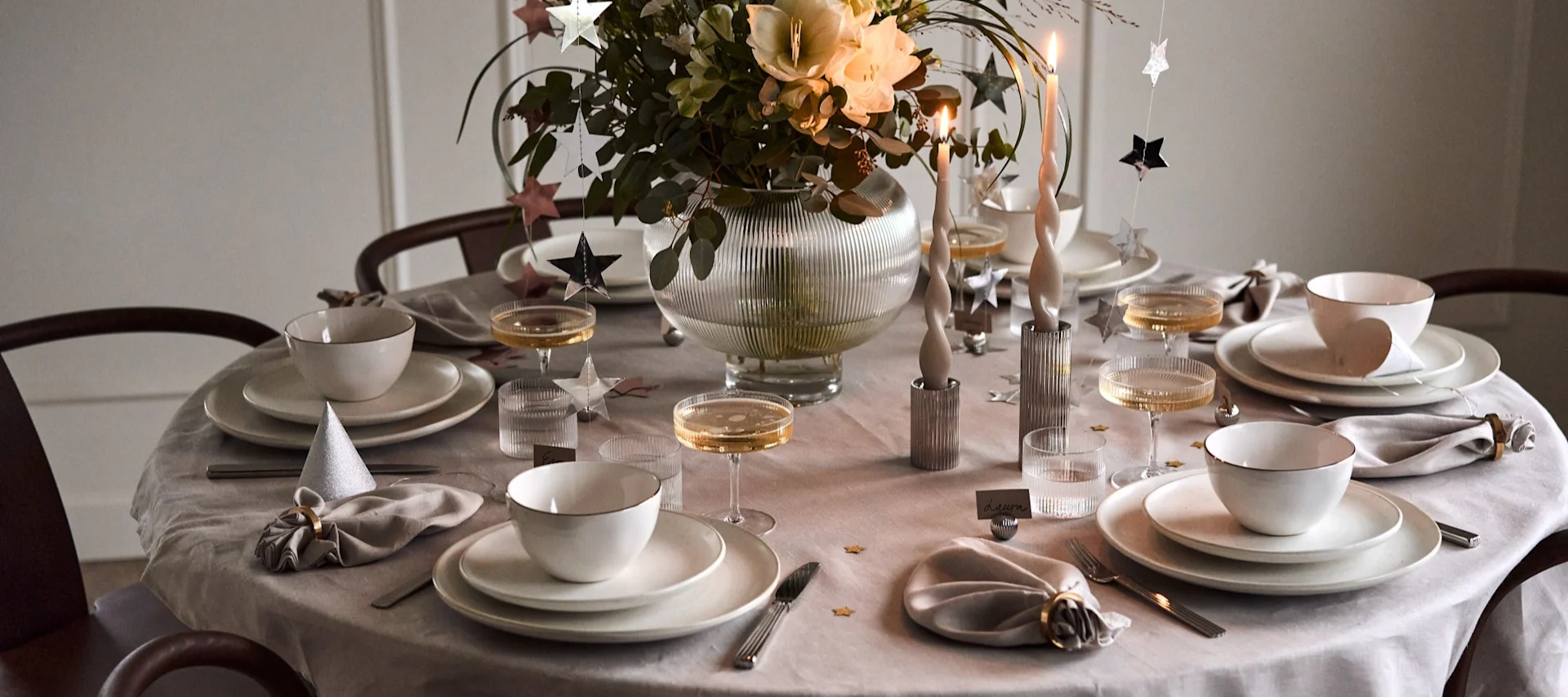 Årets nyttårsbord 2024 er festlig med ballonger, girlandere, partyhatter og med detaljer i gull og sølv.