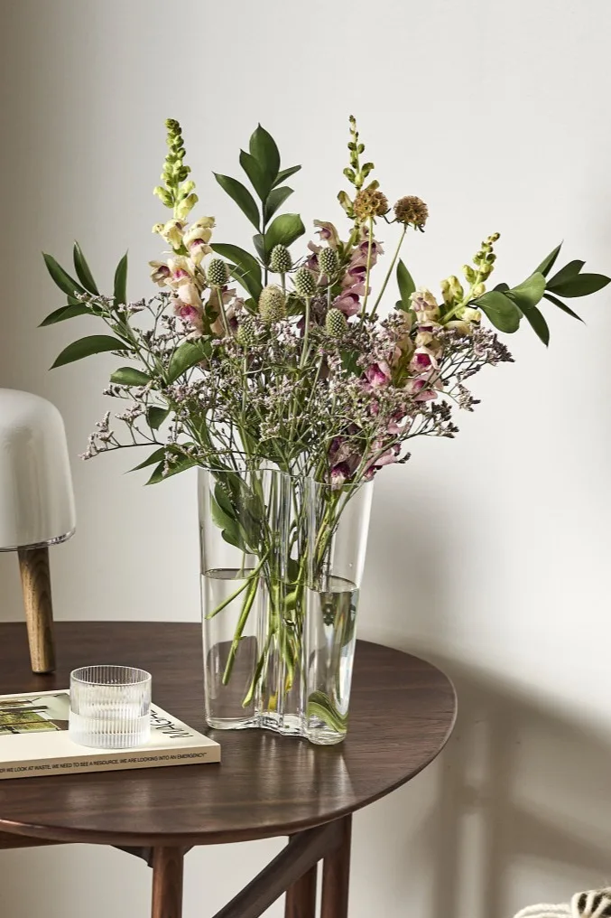 Her ser du Alvar Aalto-vasen fra Iittala på sidebordet – den perfekte vasen for blomster med lange stilker, som liljer.
